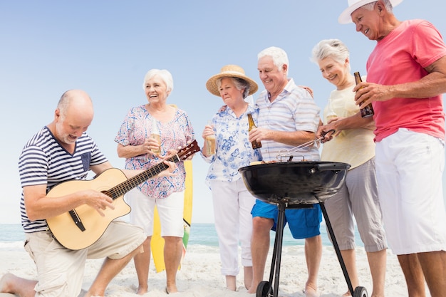 Senior amis ayant un barbecue