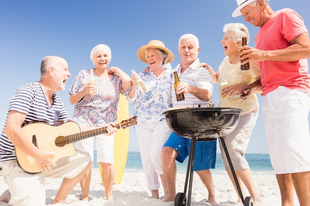 Senior amis ayant un barbecue