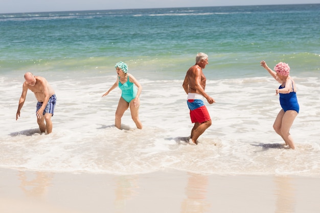 Senior amis jouant dans l'eau