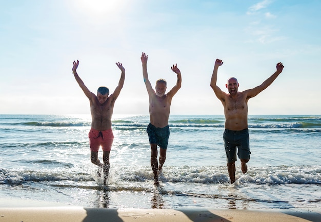 Senior amis profitant de la plage en été