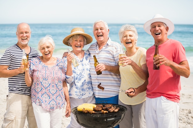 Senior ayant un barbecue sur la plage