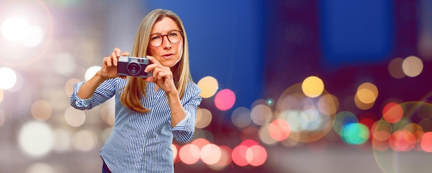 Senior belle femme avec un appareil photo vintage