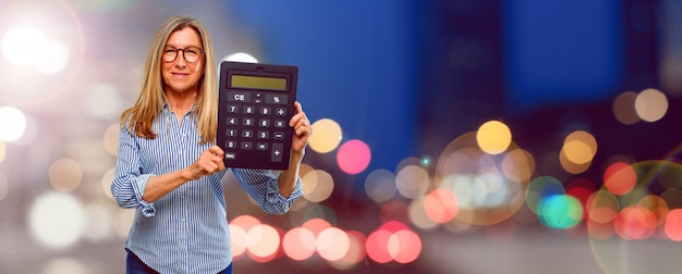 Senior belle femme avec une calculatrice