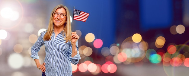 Senior belle femme avec un drapeau usa