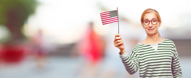 Senior belle femme avec un drapeau usa