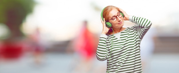 Senior belle femme écoutant de la musique avec un casque