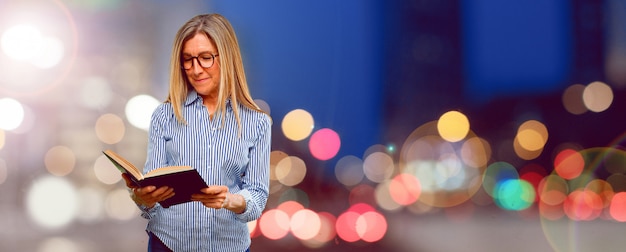 Senior belle femme avec un livre