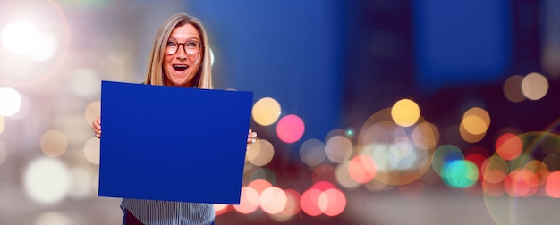 Senior belle femme avec une pancarte