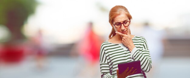 Senior belle femme avec une tablette tactile