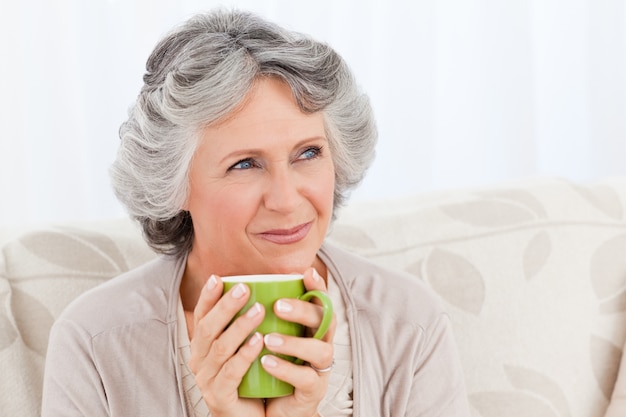 Senior boire une tasse de thé