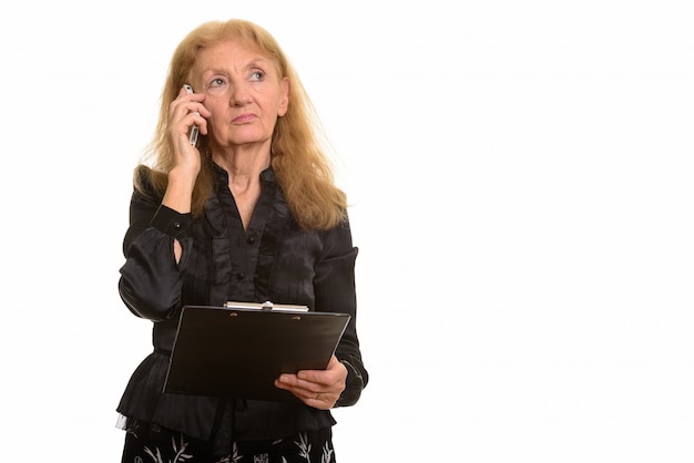 senior businesswoman holding presse-papiers tout en parlant