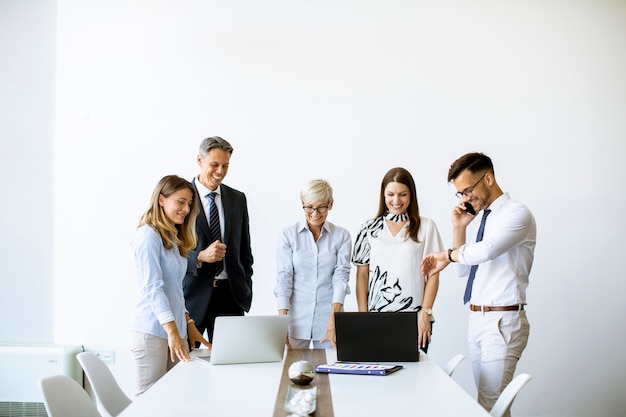 Senior businesswoman travaillant avec de jeunes gens d'affaires au bureau