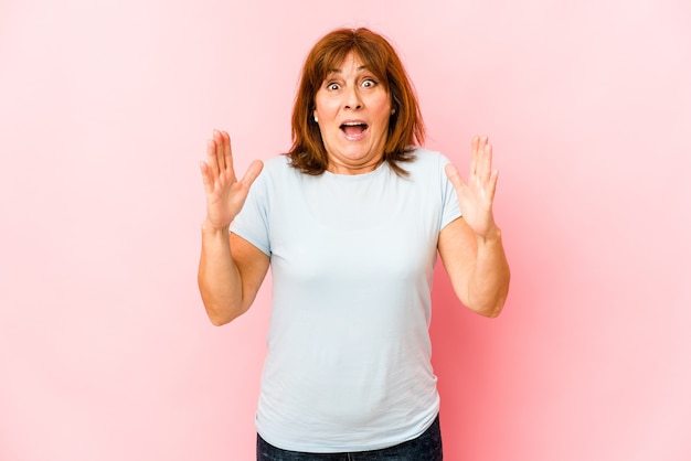 Senior caucasian woman isolated célébrant une victoire ou un succès, il est surpris et choqué.