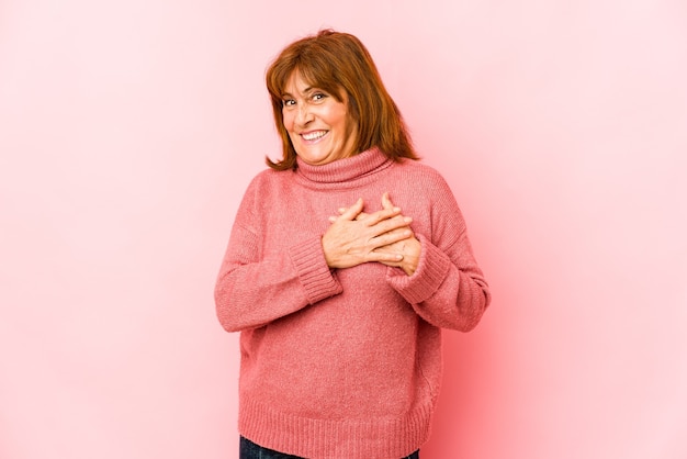 Senior caucasian woman isolated a une expression amicale, appuyant sur la paume de la main contre la poitrine. Concept d'amour.