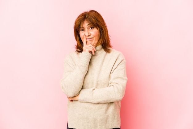 Senior caucasian woman isolé malheureux à la recherche à huis clos avec une expression sarcastique.