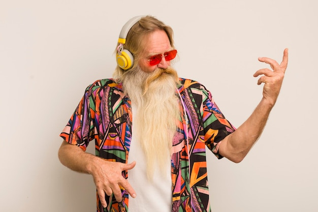 Senior coon homme écoutant de la musique avec des écouteurs