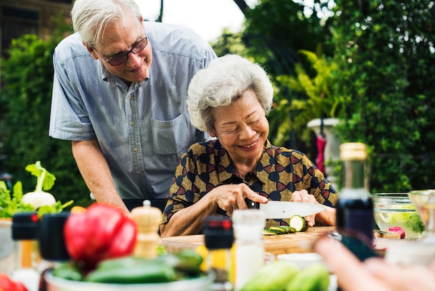 Senior couple adulte préparant un repas