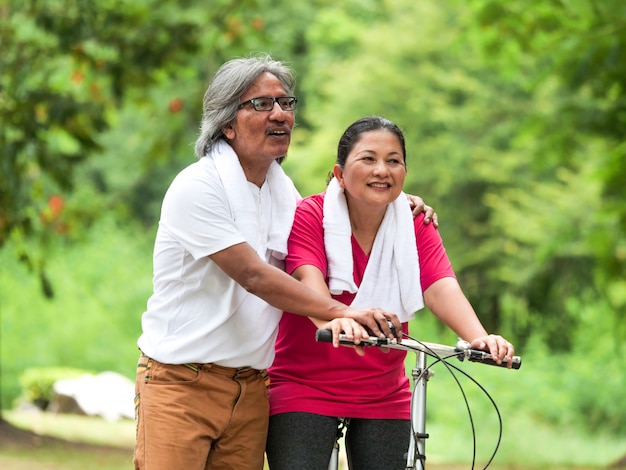 Senior couple amoureux à vélo dans le parc