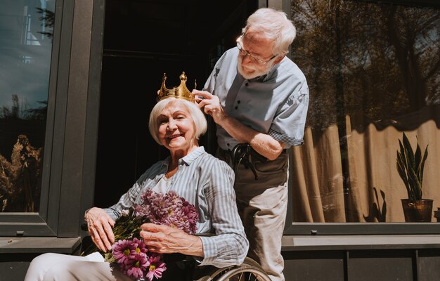 Senior couple at home partenaire revenant de l'hôpital en convalescence