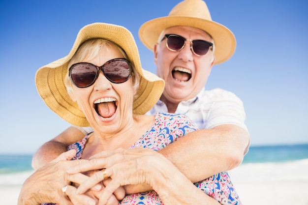 Senior couple avec chapeau embrassant