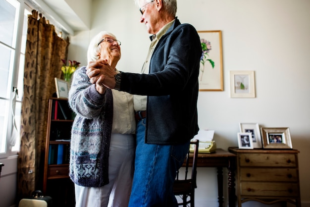 Senior couple dansant ensemble