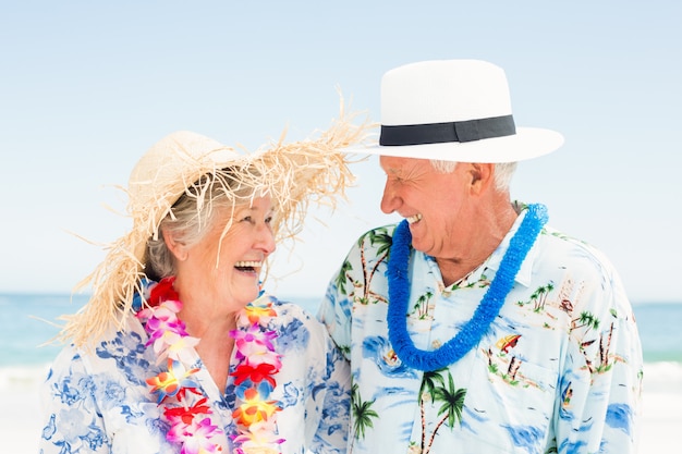 Senior couple debout à la plage