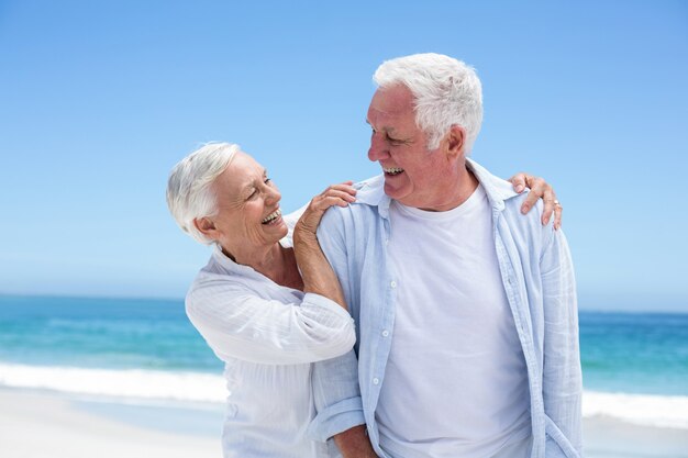 Senior couple embrassant à la plage