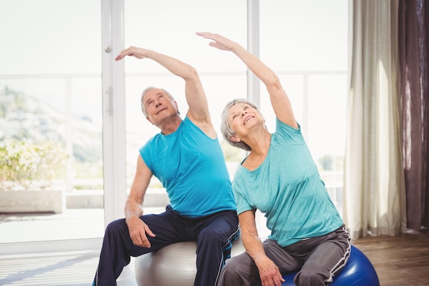 Senior couple exerçant à la maison