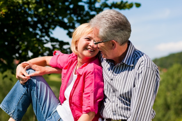 Senior couple flirter et s&#39;amuser