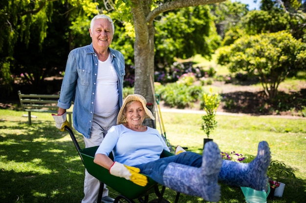 Senior couple jouant avec une brouette