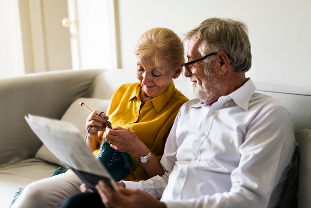 Senior Couple Lire le journal Crochet