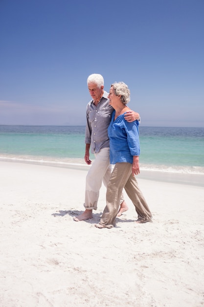 Senior couple marchant sur la plage