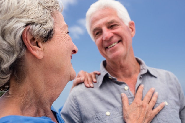 Senior couple s'embrassant sur la plage