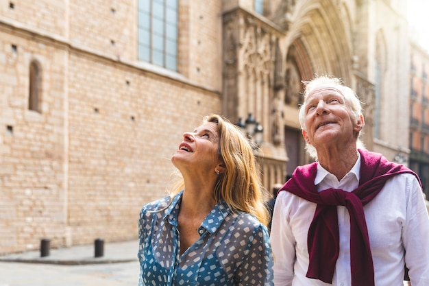 Senior couple de touristes visitant la vieille ville de Barcelone