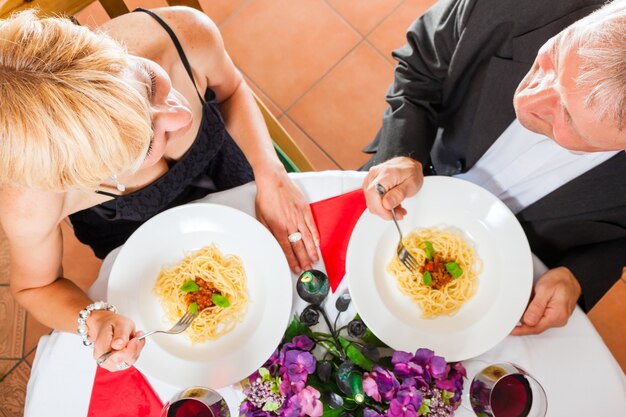 Senior Couple En Train De Dîner