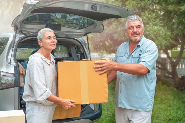 Senior couple transporter fort de voiture