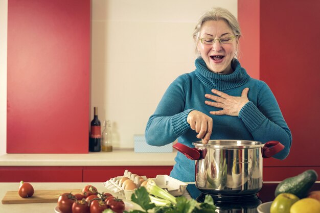 Senior dame cuisine à la maison