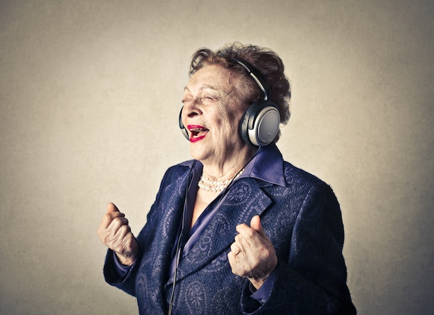 Senior dame écoutant de la musique