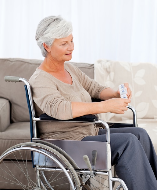 Senior en fauteuil roulant avec des pilules