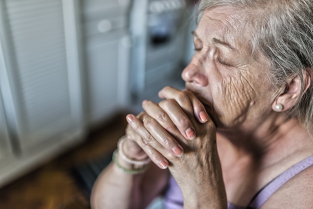 Senior Féminin priant