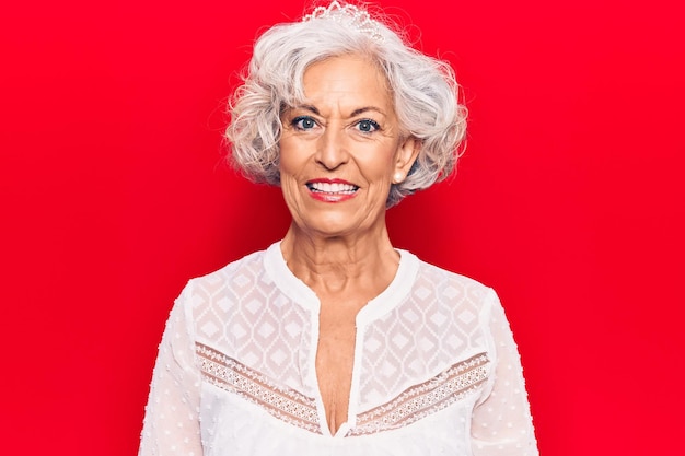 Senior femme aux cheveux gris portant des vêtements décontractés avec un sourire heureux et cool sur le visage de la personne chanceuse