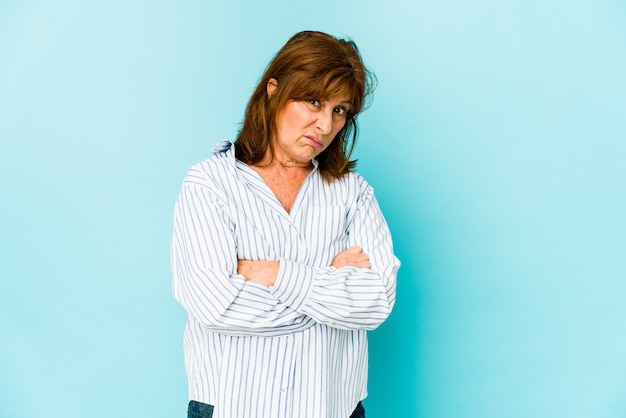 Senior femme caucasienne isolée qui s'ennuie, fatiguée et a besoin d'une journée de détente.