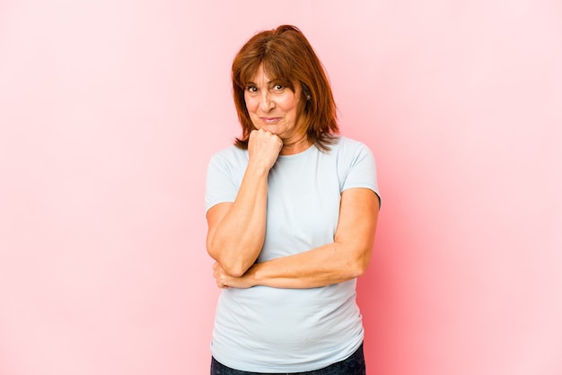 Senior femme caucasienne isolée souriante heureuse et confiante, toucher le menton avec la main.