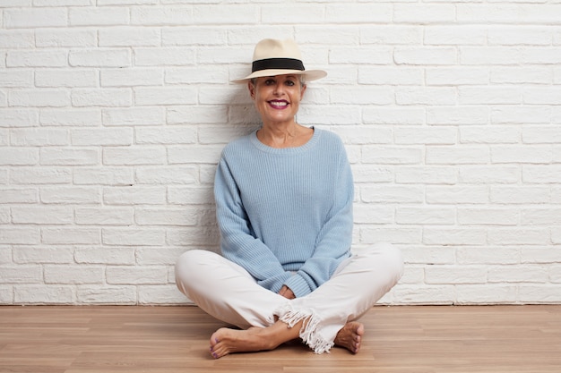 Senior femme cool avec un chapeau