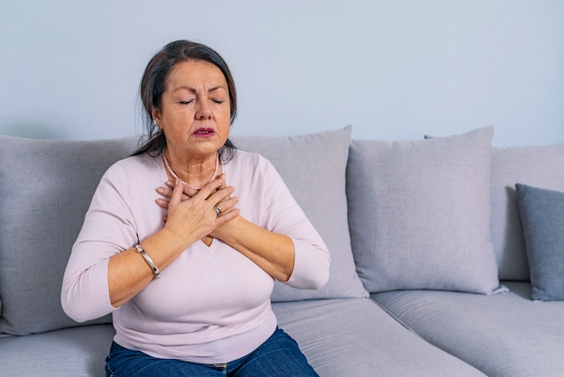 Senior femme dans la douleur.