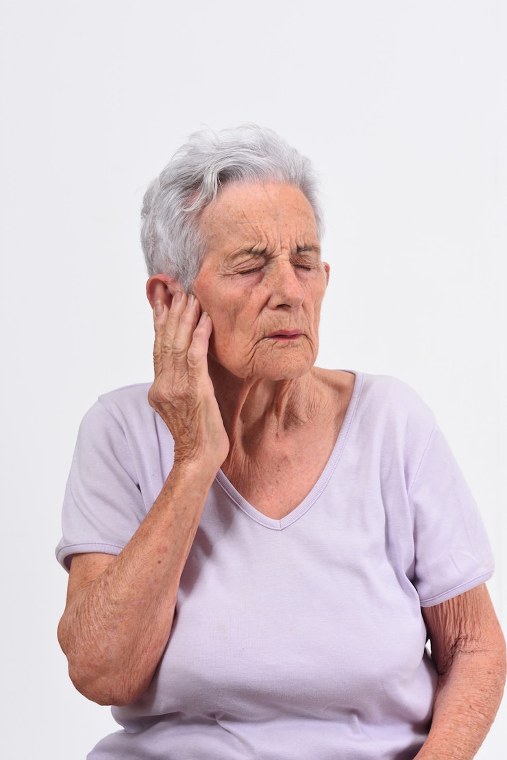 Photo senior femme avec douleur à l&#39;oreille sur fond blanc