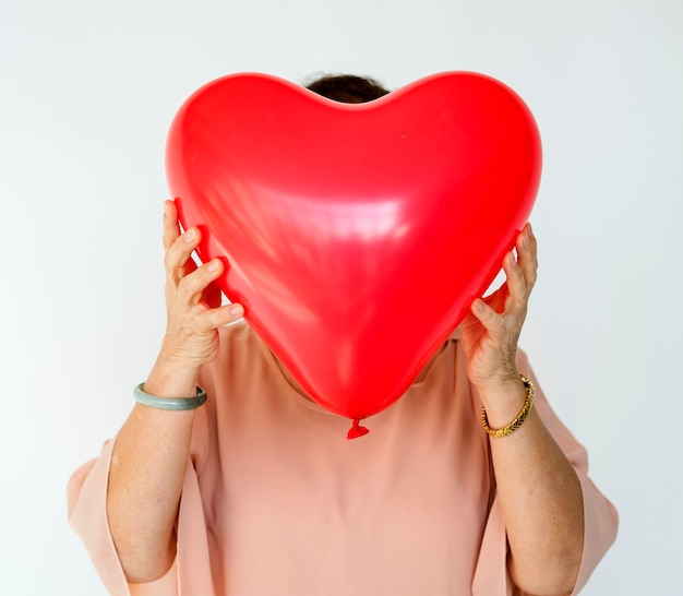 Senior femme en forme de coeur