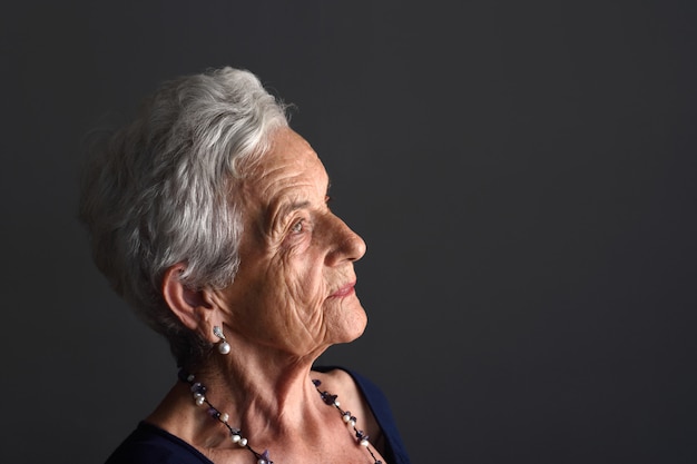 Senior femme avec des lunettes de soleil