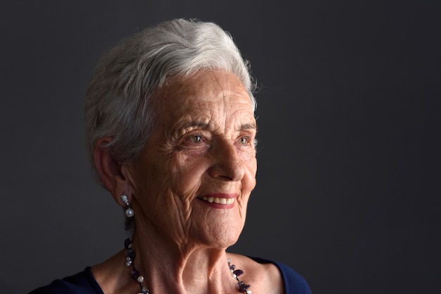 Senior femme avec des lunettes de soleil