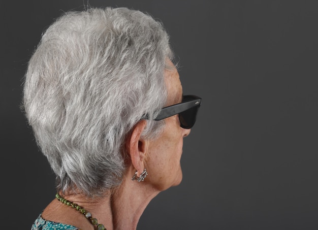 Senior femme avec des lunettes